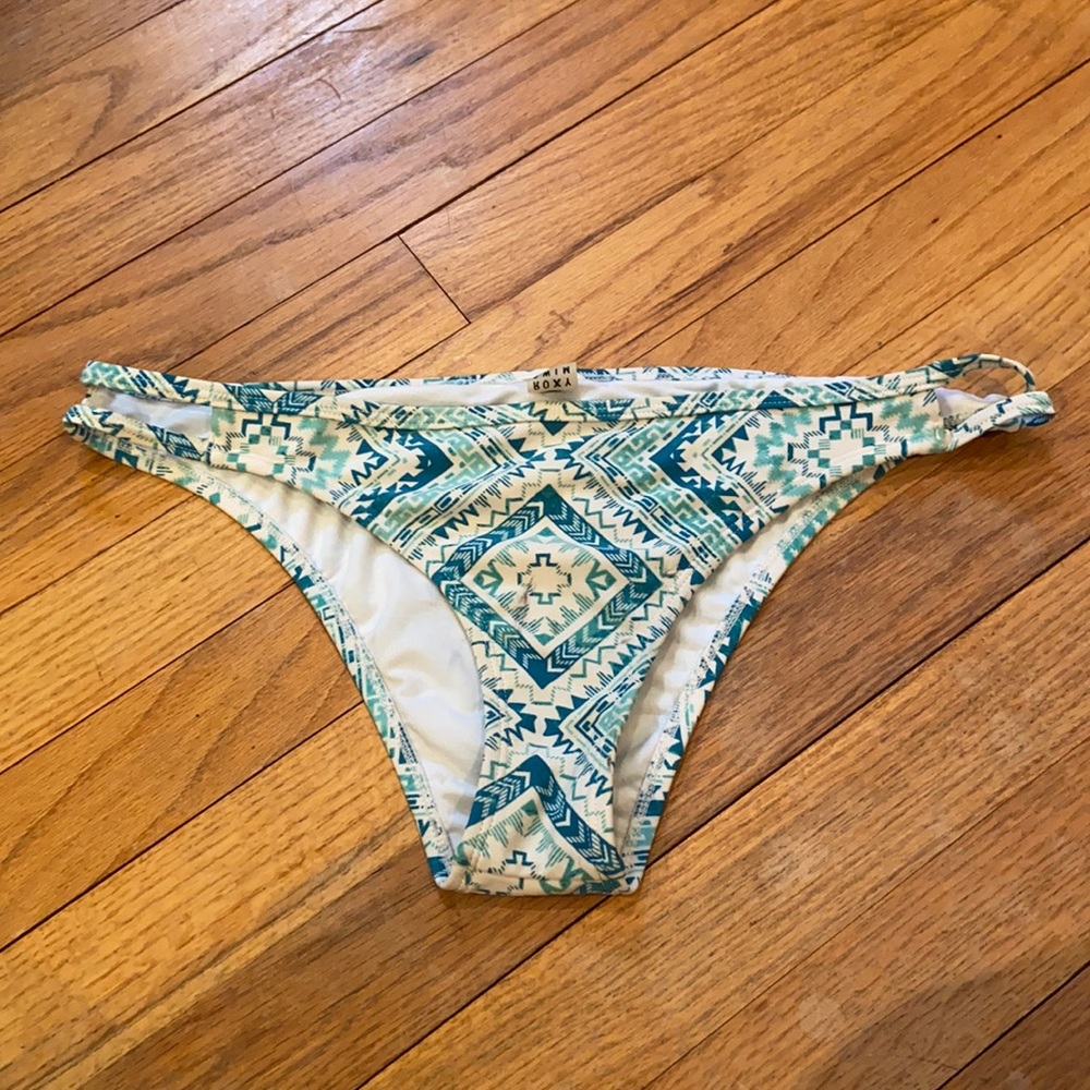 Roxy bikini bottom low rise in size Large